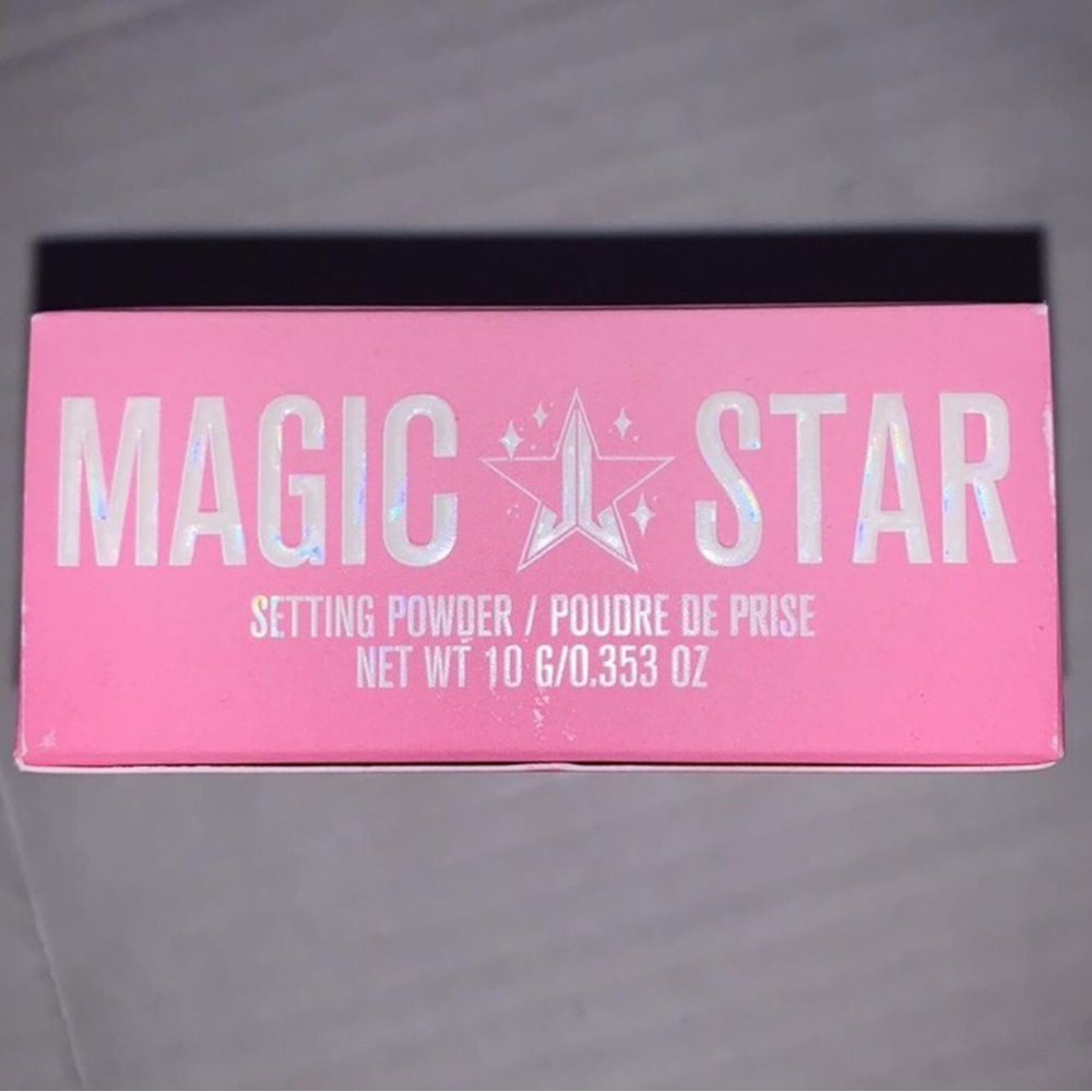 Jeffree Star sitting powder